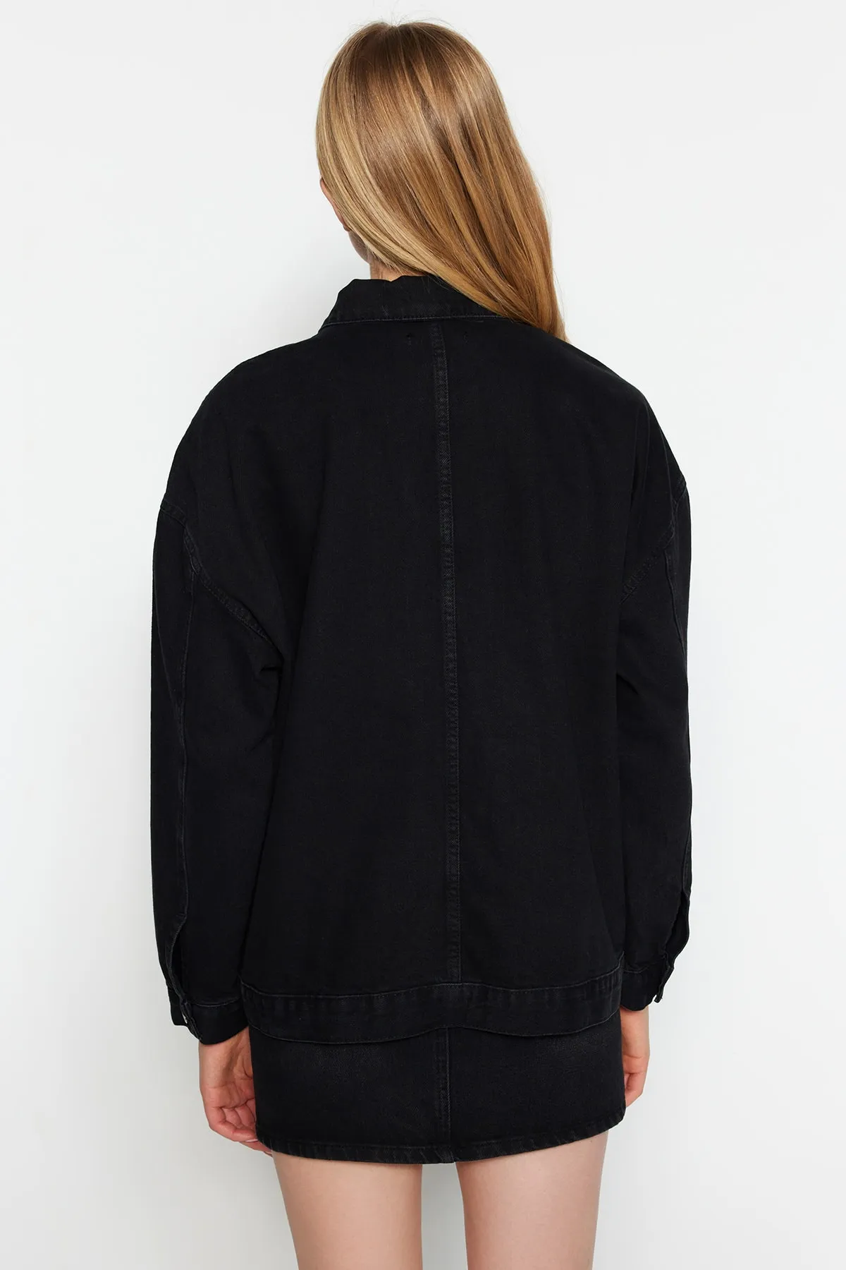 Trendyol Collection  Schwarze Oversize-Jeansjacke mit Taschendetail TWOSS23CE00021
