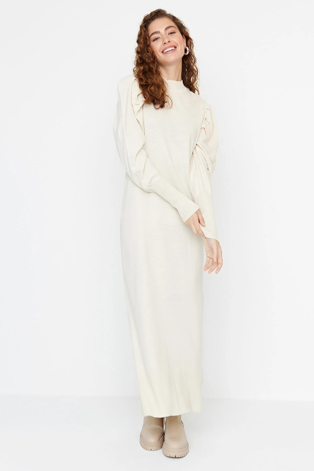 Trendyol Modest  Steinfarbenes Strickkleid mit Rundhalsausschnitt und gerafften Schultern TCTAW23EB00047