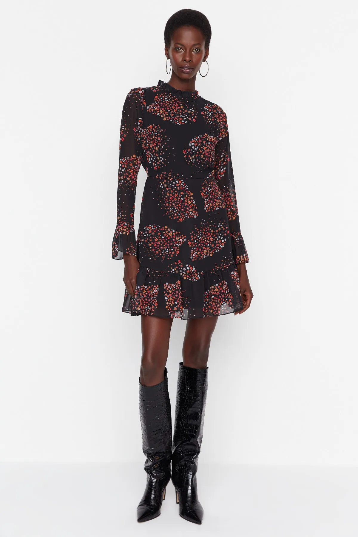 Trendyol Collection  Braunes Webkleid mit hohem Kragen TCLAW19LJ0076