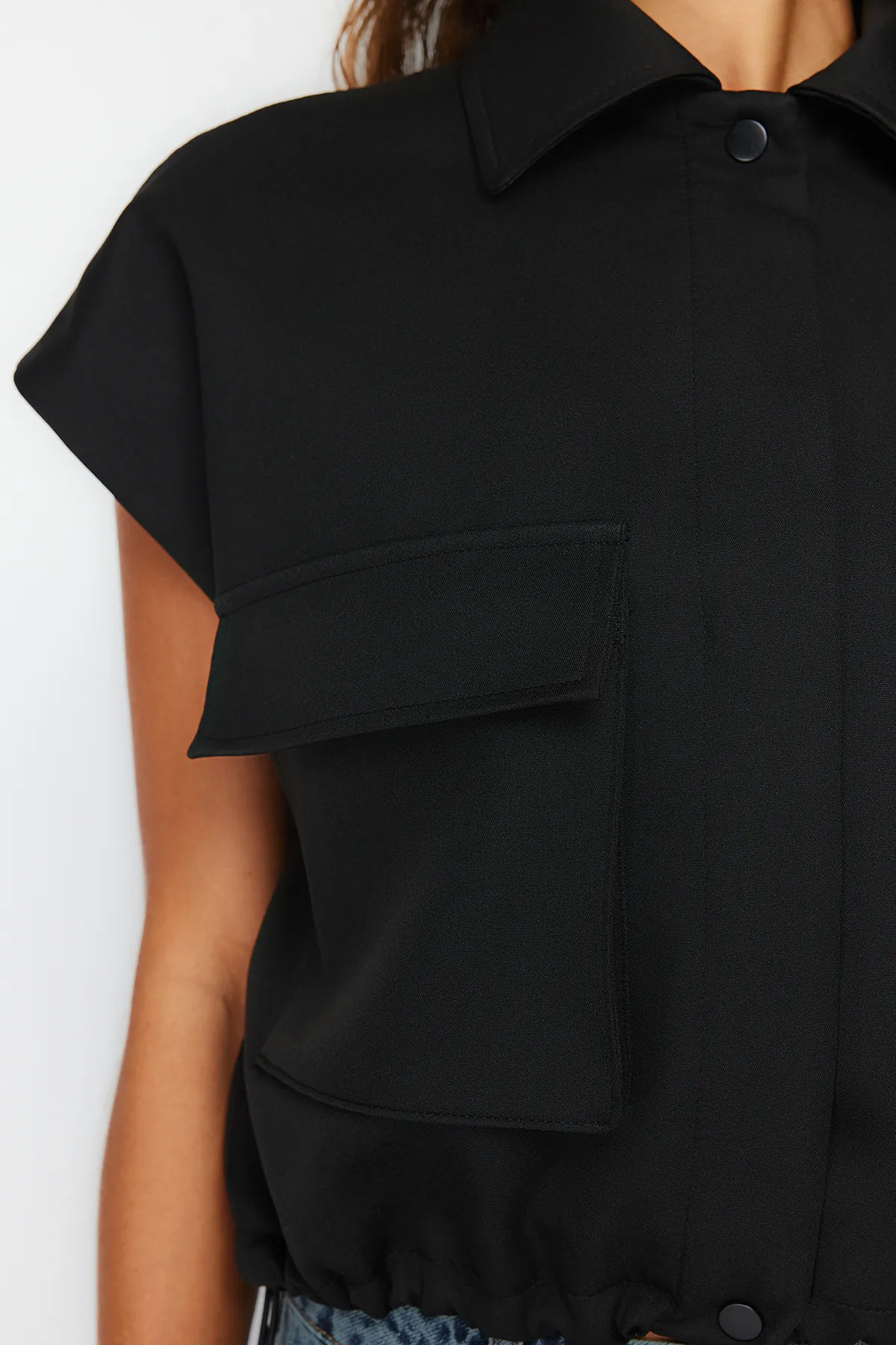 Trendyol Collection  Schwarze Weste mit übergroßem Taschendetail TWOSS24YE00037