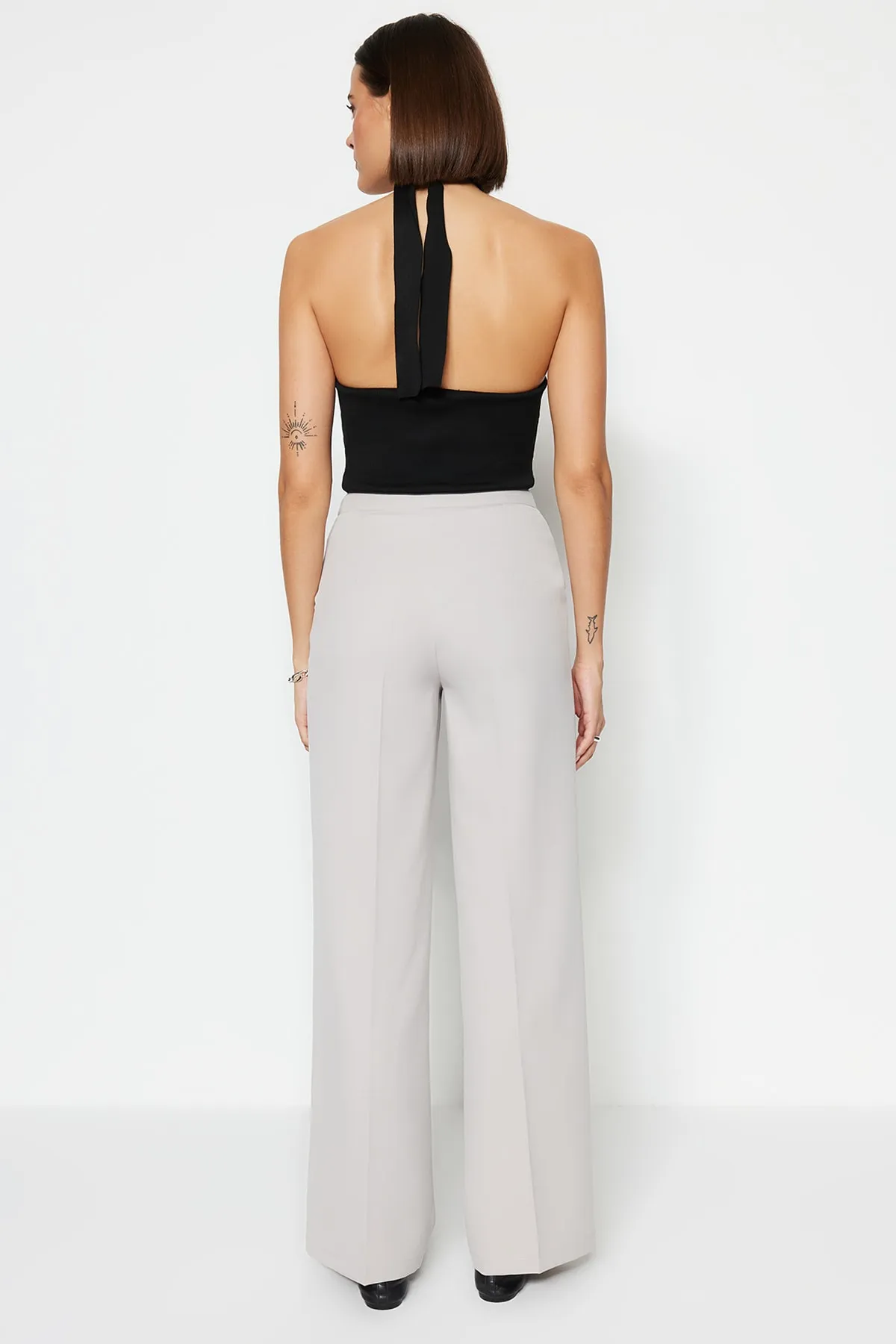 Trendyol Collection  Graue gewebte Hose mit weitem Bein und hoher Taille TWOAW22PL0066