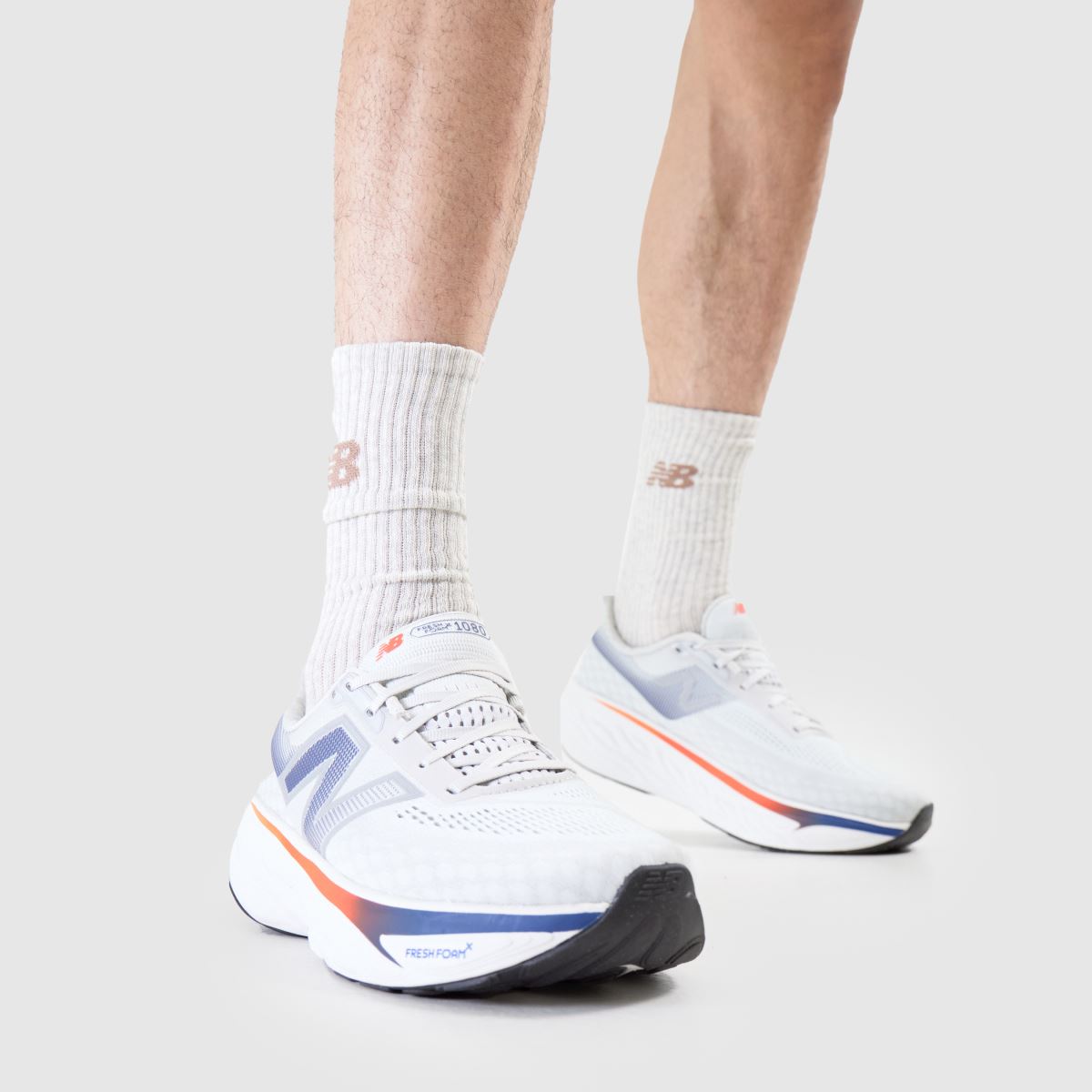 New Balance – Ljusgrå sneakers med fresh foam-mönster och 1080 v13-mönster