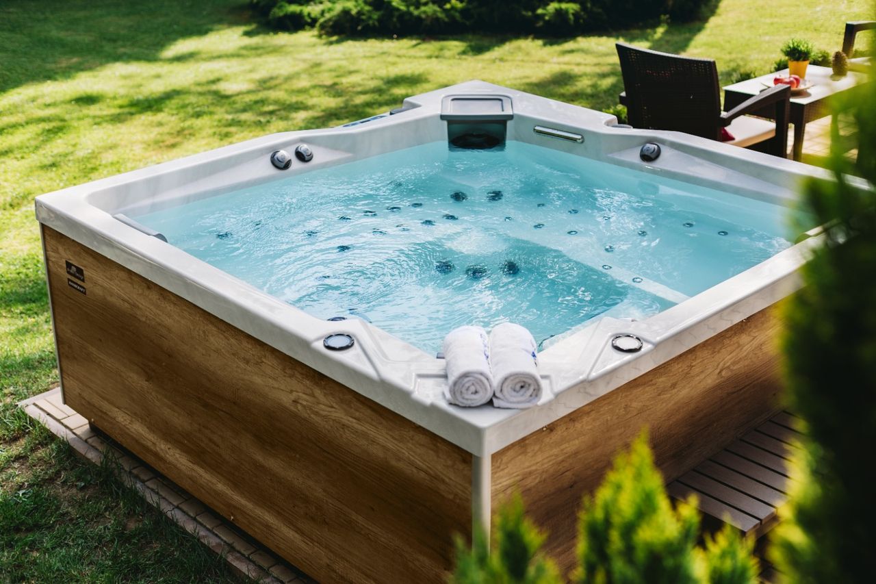 Omega Outdoor Whirlpool inkl. Abdeckung 2020 für 5 Personen Acrylwanne & LED Beleuchtung