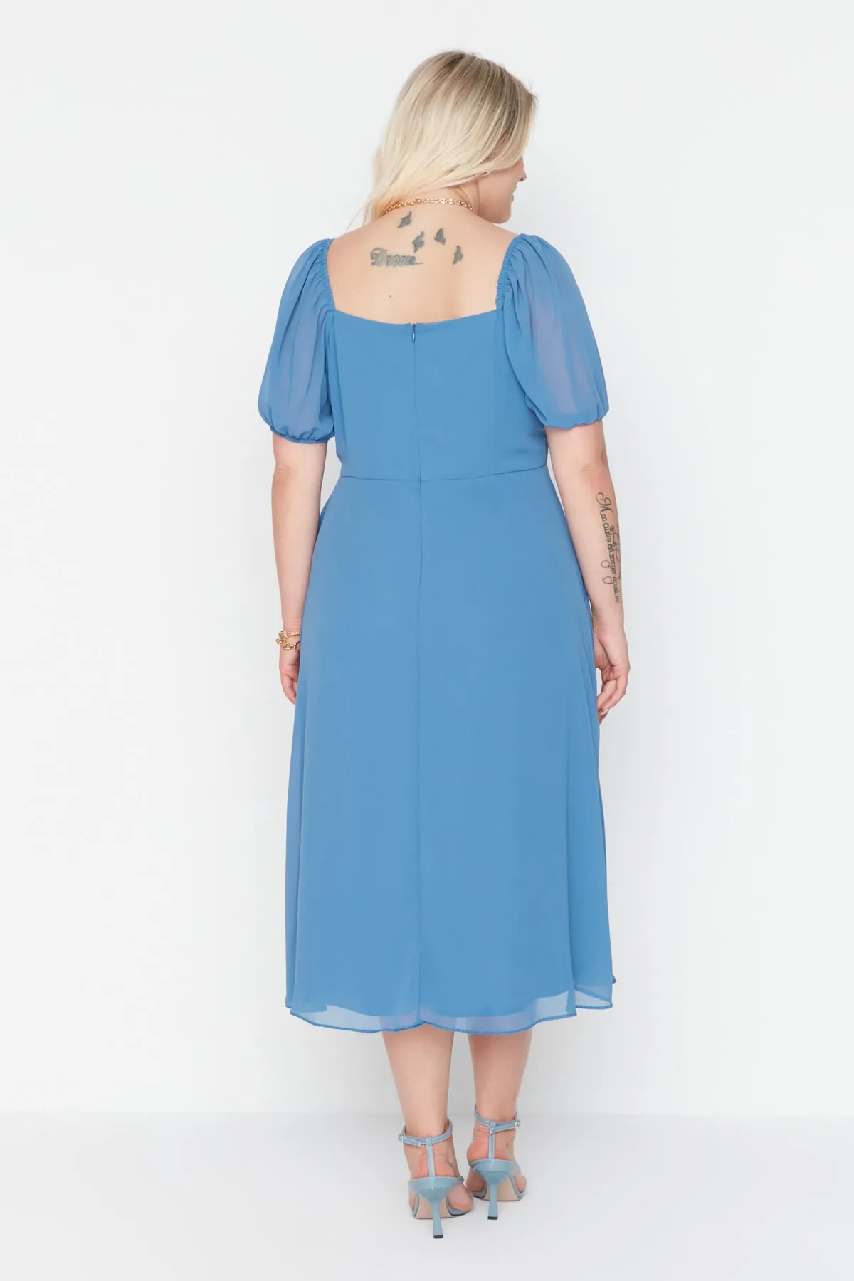 Trendyol Curve  Blaues gewebtes Kleid mit Schlitz TBBSS22AH0012
