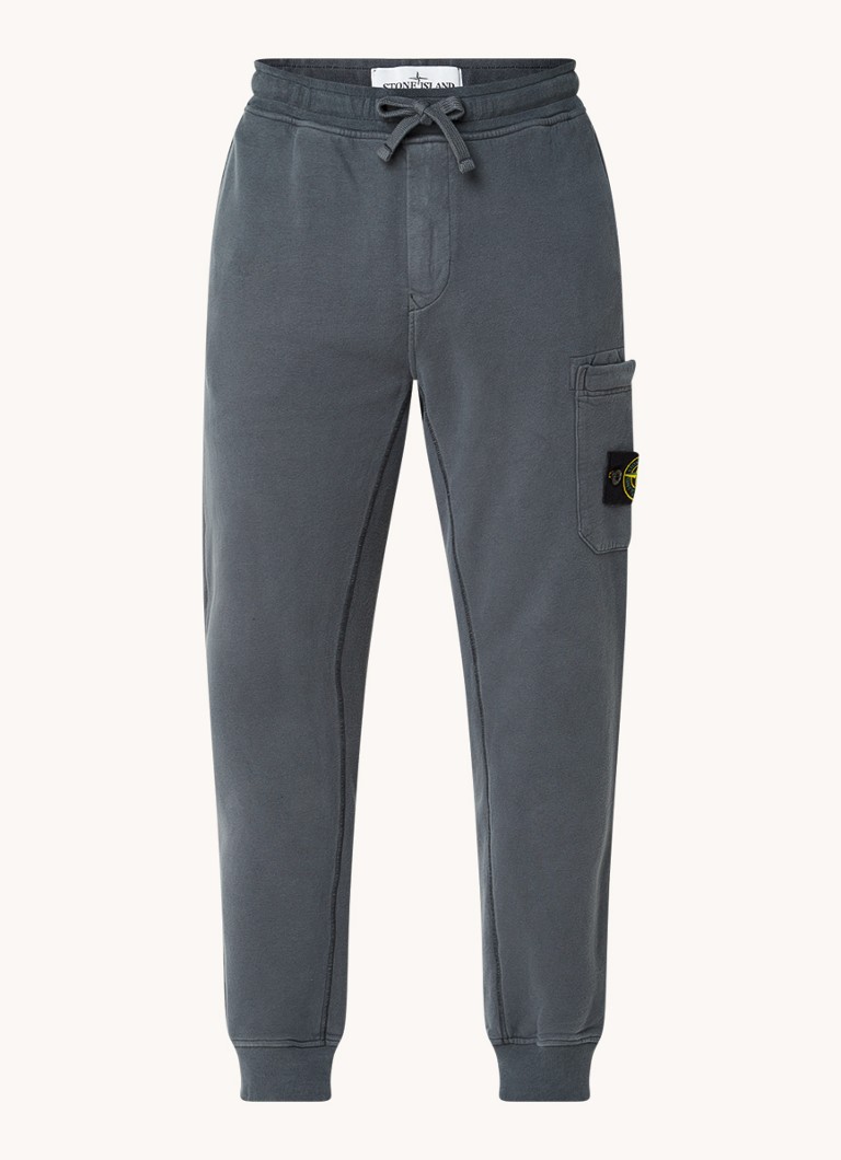 Stone Island 62620 sašaurinātas sporta bikses ar sānu kabatām un logotipu