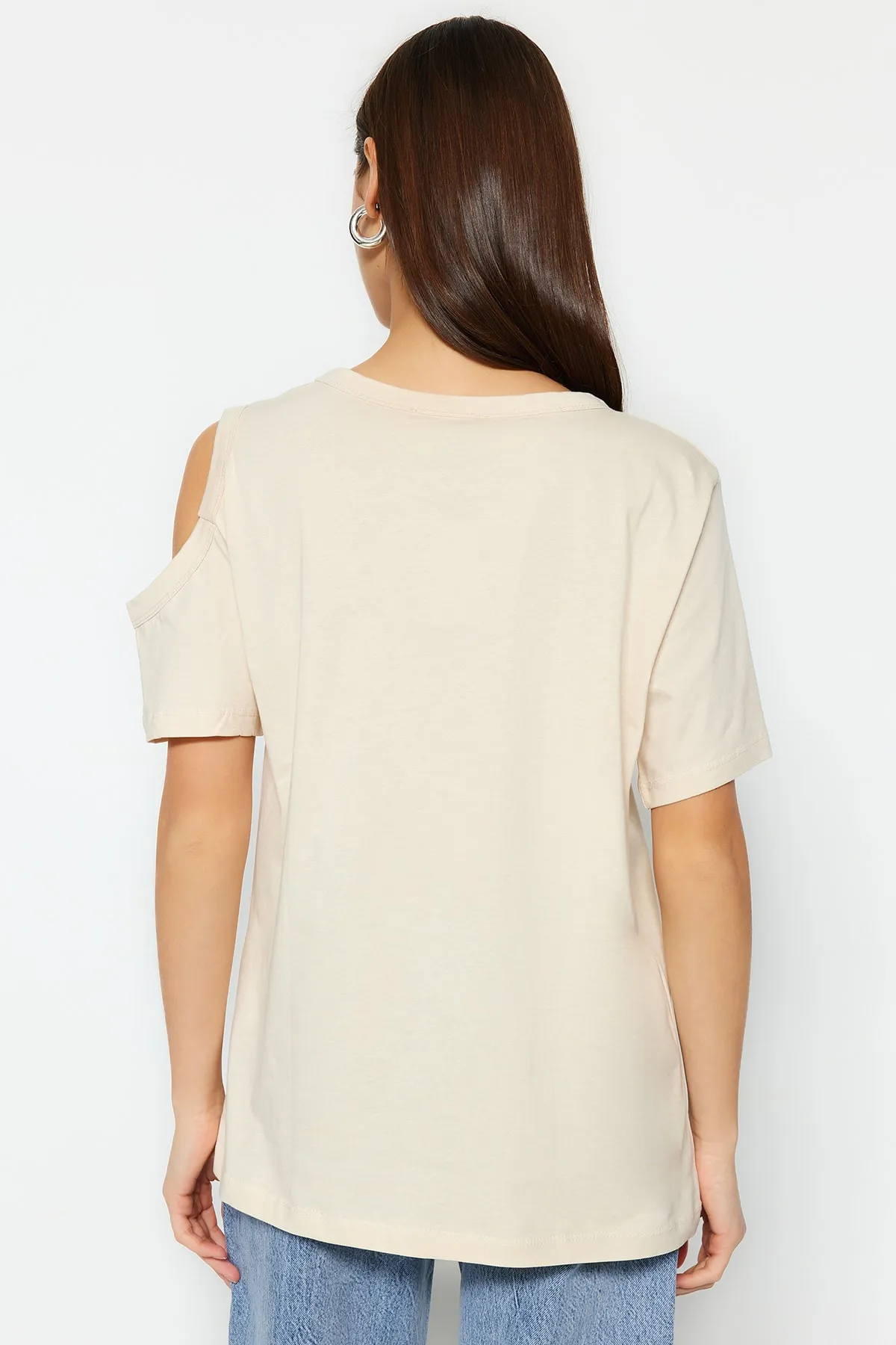 Trendyol Collection  Beiges Strick-T-Shirt aus 100 % Baumwolle mit Ausschnitten, detailliertem, entspanntem/weitem, entspanntem Schnitt und Rundhalsausschnitt TWOSS22TS1134