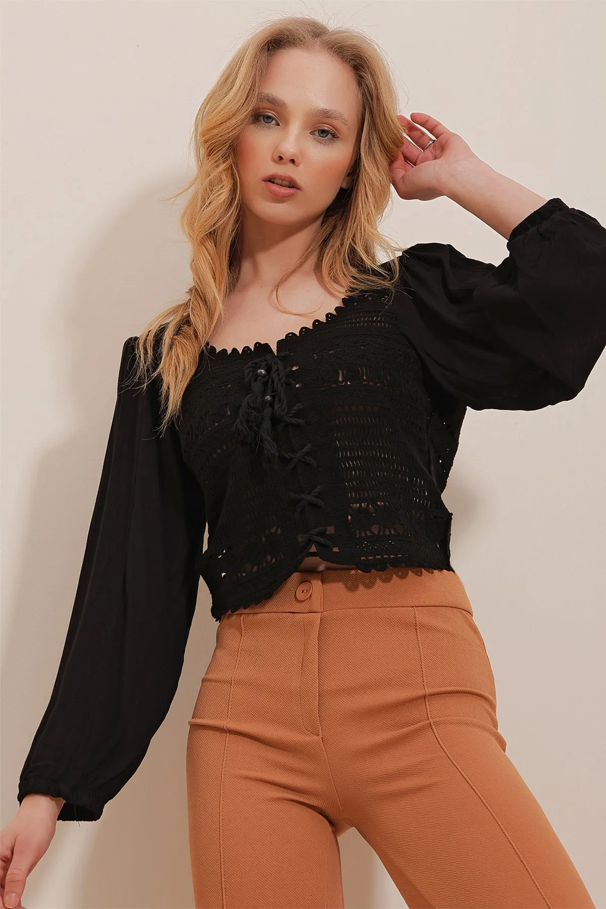 Trend Alaçatı Stili  Schwarze, gehäkelte, gewebte Crop-Bluse mit eckigem Ausschnitt für Damen in Schwarz, vorne gebunden, ALC-X10028
