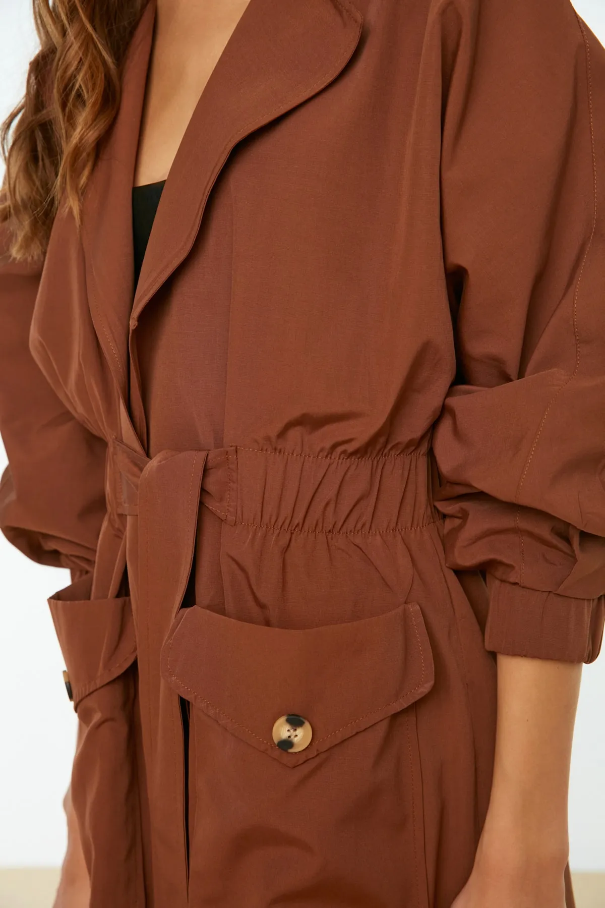 Trendyol Collection  Brauner, langer, übergroßer Trenchcoat mit Kordelzug in der Taille und Gürteldetail TWOSS20TR0010