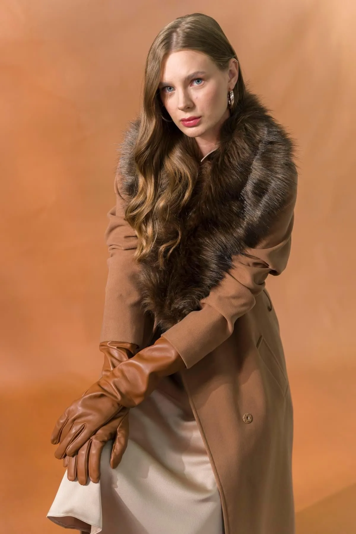 Olcay  Abnehmbarer, an der Taille gebundener langer Mantel mit Pelz, Schwarz 3804