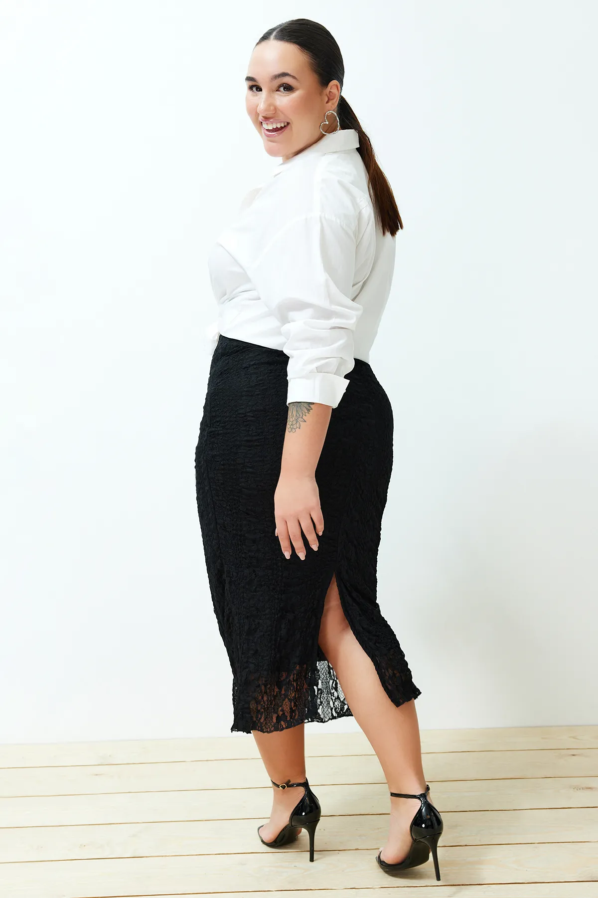 Trendyol Curve  Midi-Strickrock aus schwarzer Spitze TBSSS24AZ00027