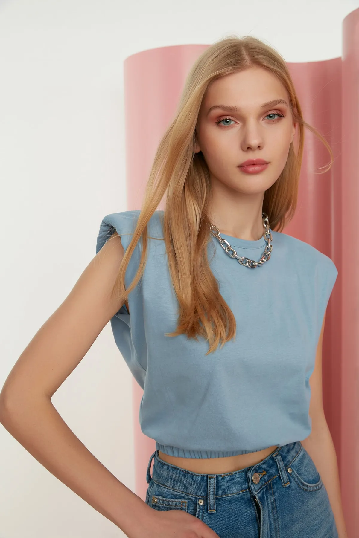 Trendyol Collection  Blaues, wattiertes, kurz geschnittenes Strick-T-Shirt aus 100 % Baumwolle mit Rundhalsausschnitt TWOSS21TS0379