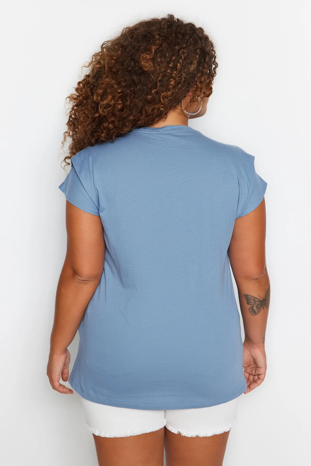 Trendyol Curve  Blaues, detailliertes Strick-T-Shirt mit Rundhalsausschnitt und Ärmeln TBBSS22BF0023