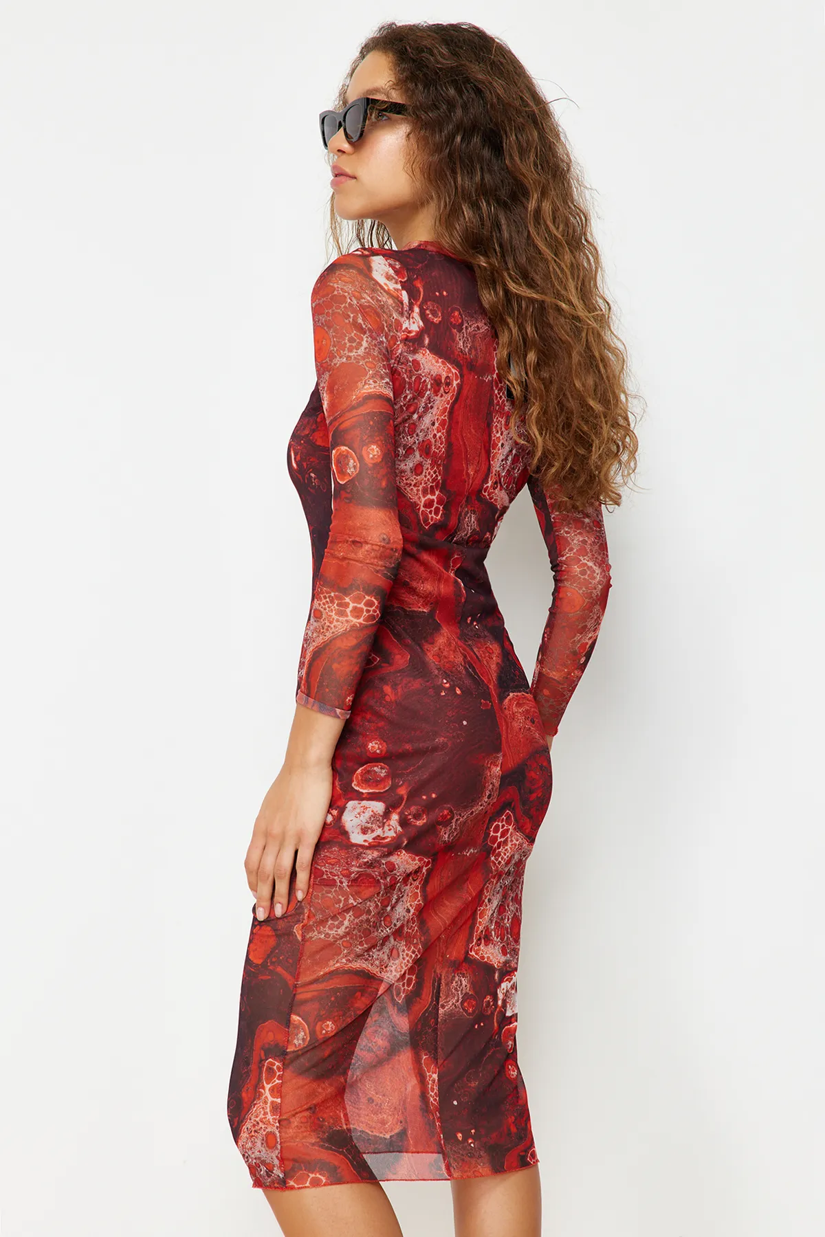 Trendyol Collection  Braunes, bedrucktes, mit Tüll gefüttertes, figurbetontes, hochgeschlossenes Midi-Strickkleid TWOAW24EL00165