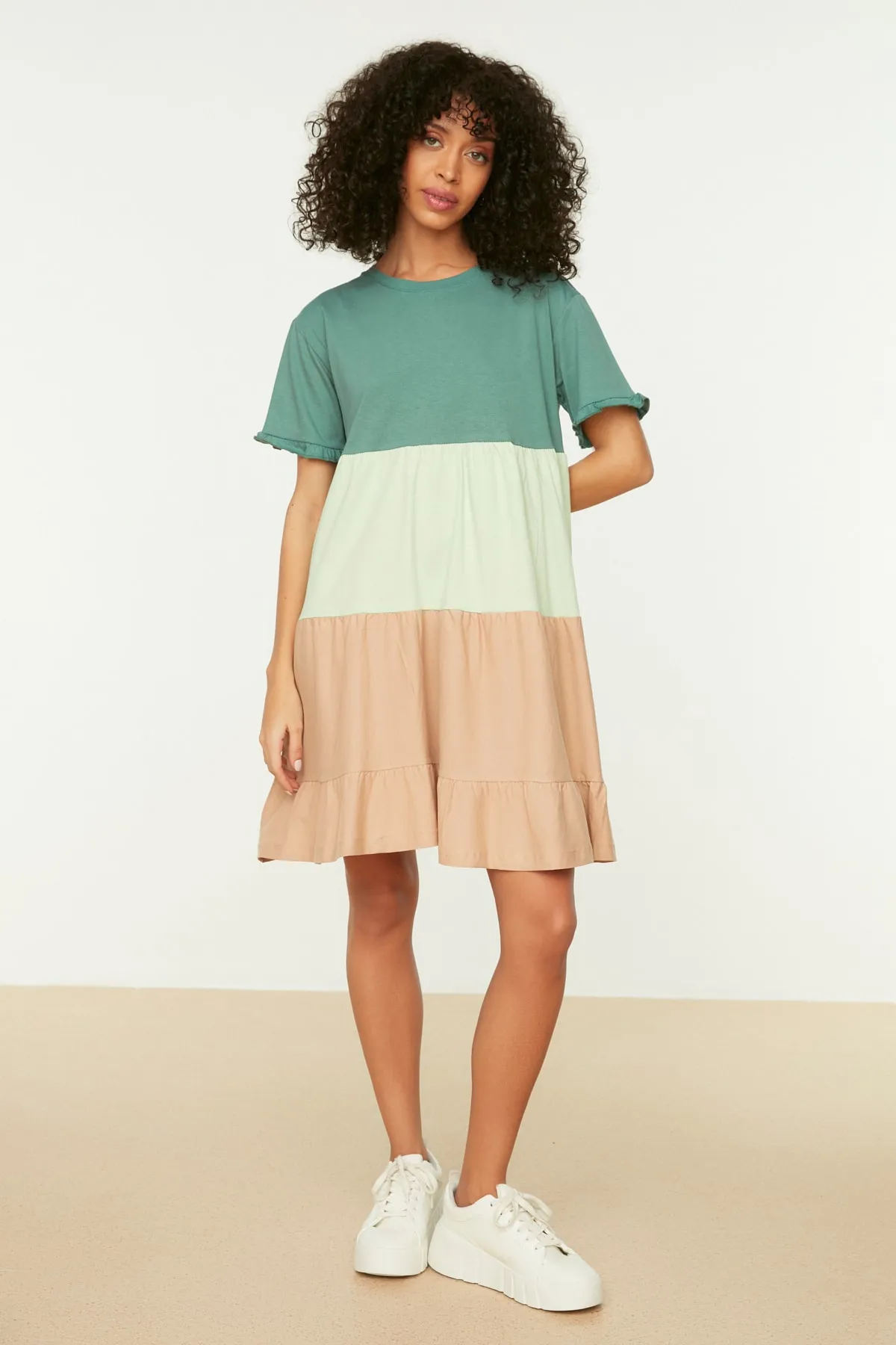 Trendyol Collection  Grünes, einfarbiges Mini-Strickkleid aus 100 % Baumwolle in Blockfarben TWOSS20EL1638
