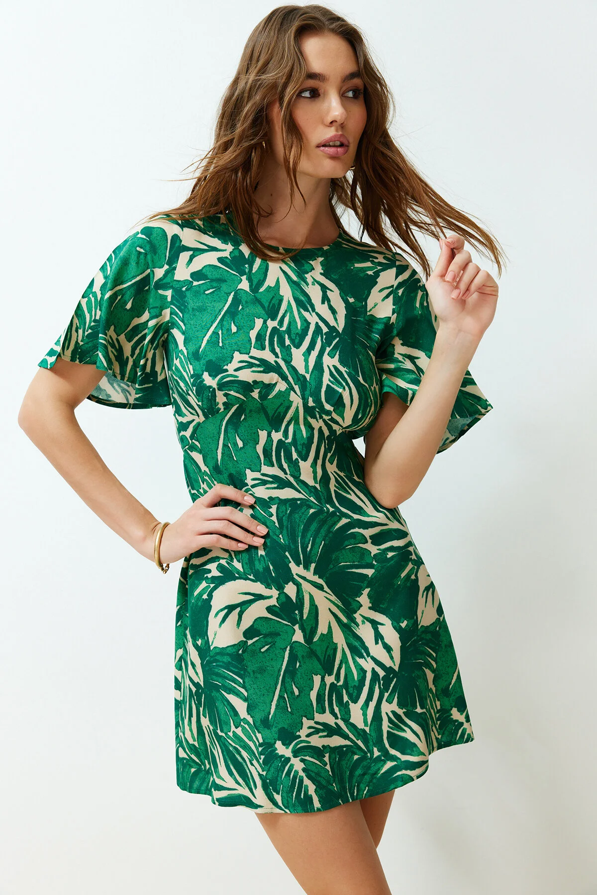 Trendyol Collection  Grünes A-Linien-Minikleid aus Viskosegewebe mit tropischem Blumenmuster TWOSS24EL00632
