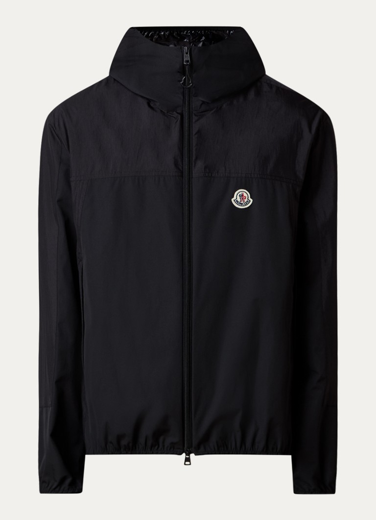 Jachetă Moncler Kona, rezistentă la vânt, cu logo și glugă.