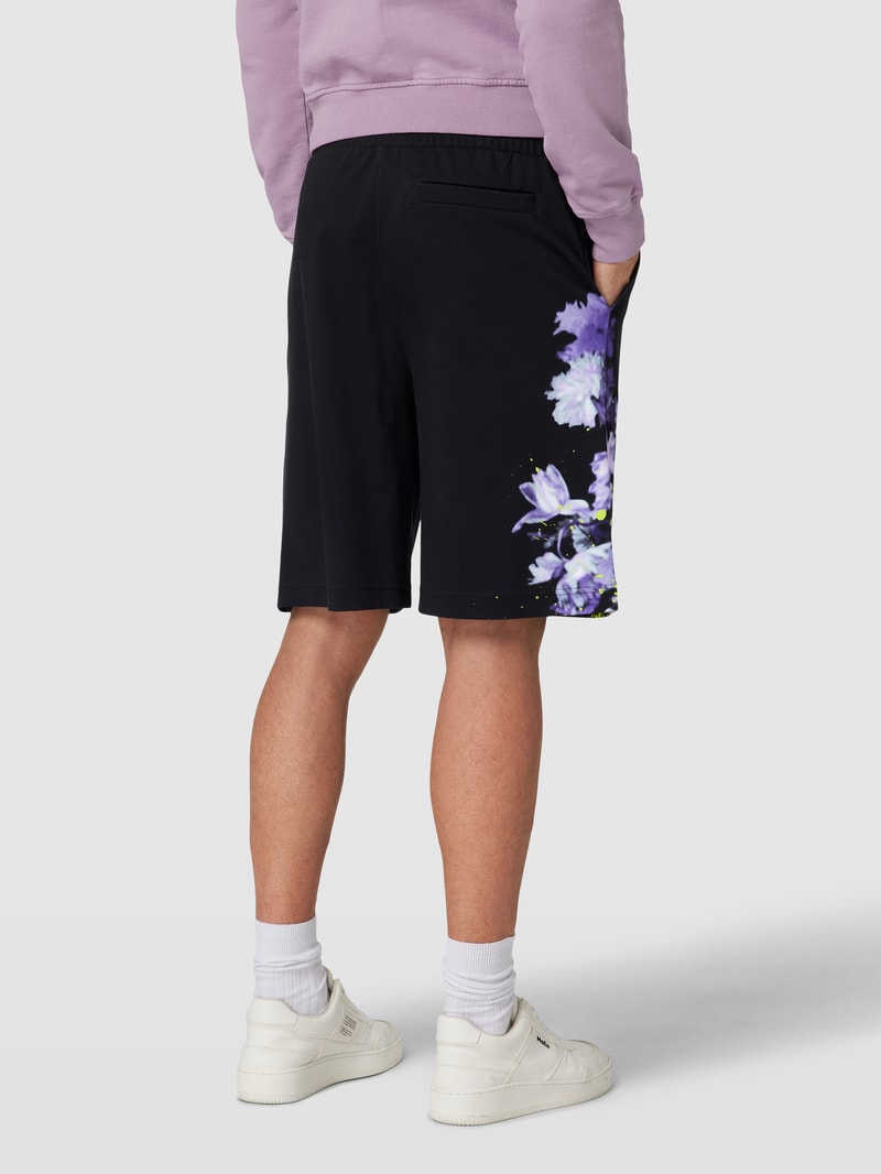 Sweatshorts mit Motiv-Print Modell 'Lotus' in schwarz
