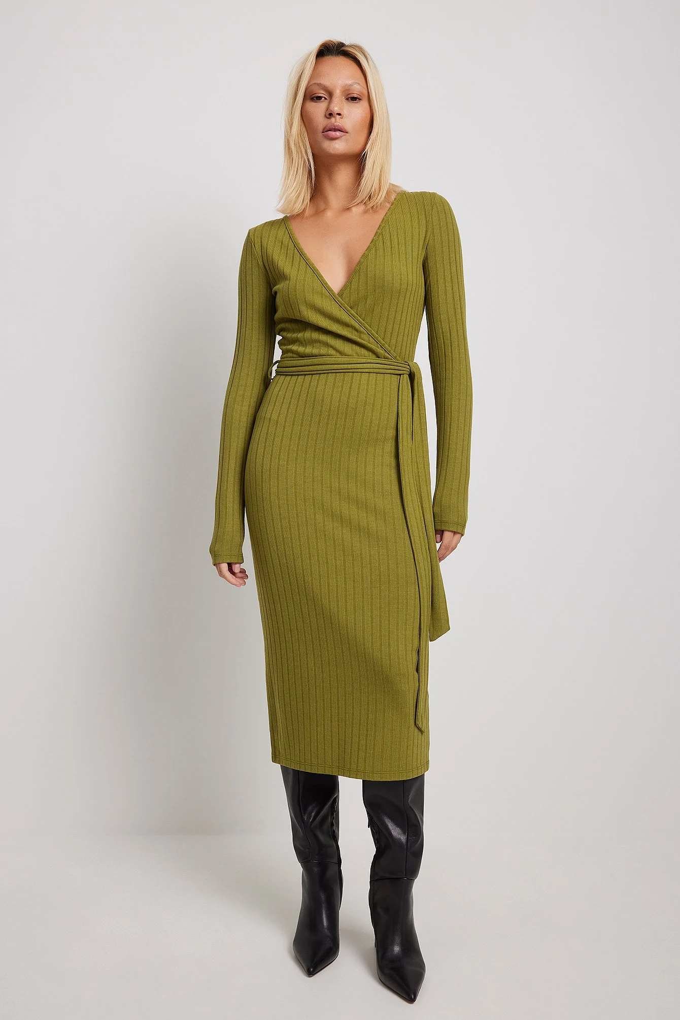 Geripptes Midikleid mit Wickelgürtel