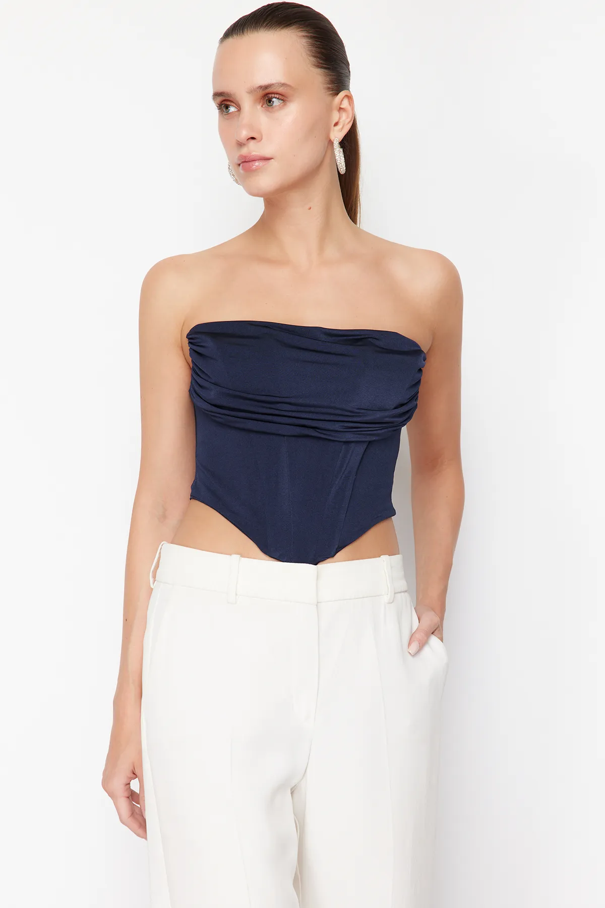 Trendyol Collection  Marineblaues, kurzes, gefüttertes Strickkorsett mit detailliertem Bustier TPRSS23BS00006