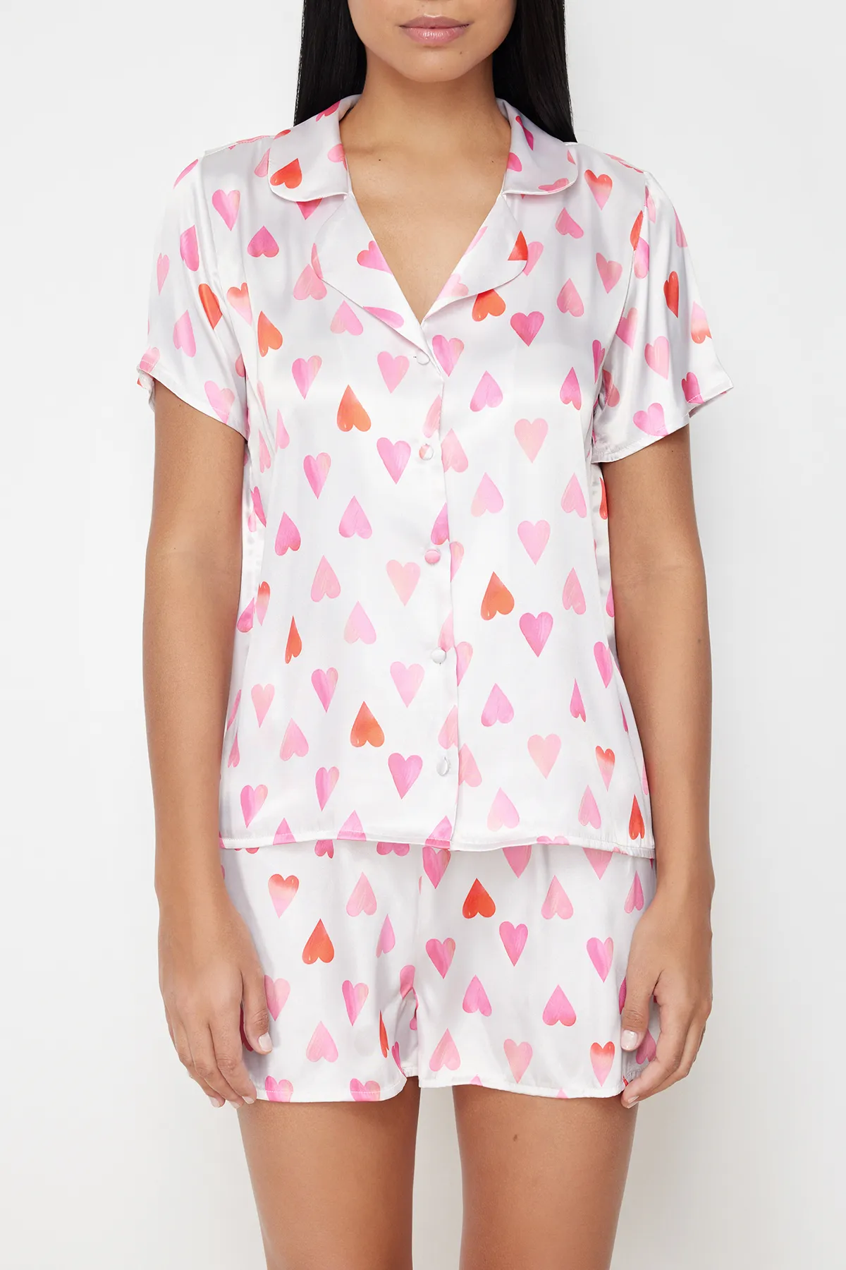Trendyol Collection  Mehrfarbiges Satin-Herz-Hemd-Shorts-Web-Pyjama-Set THMSS24PT00101