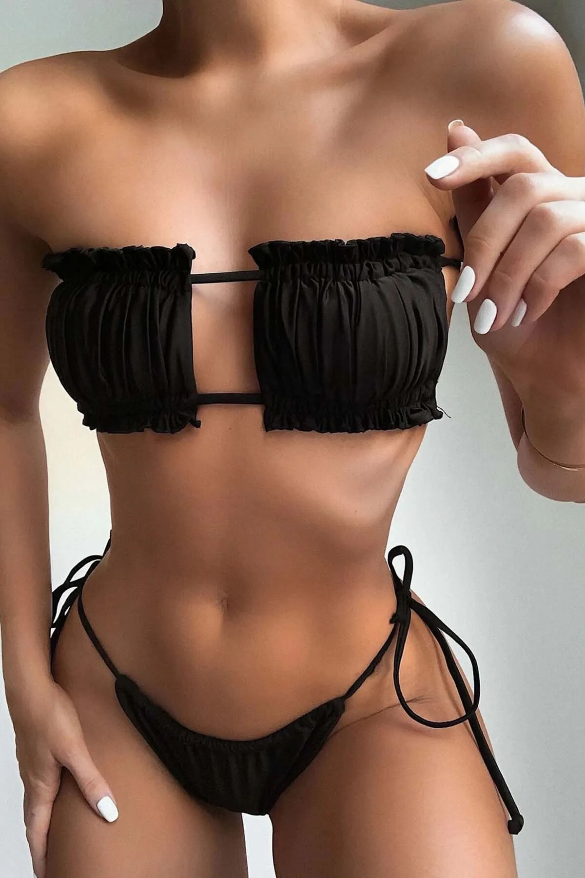 Angelsin  Brasilianisches Model mit gerafftem, gebundenem Bikinioberteil