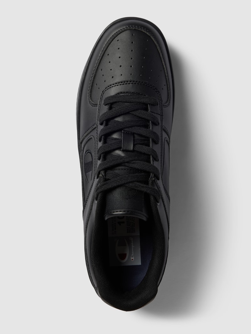 Sneaker mit Label-Detail in schwarz