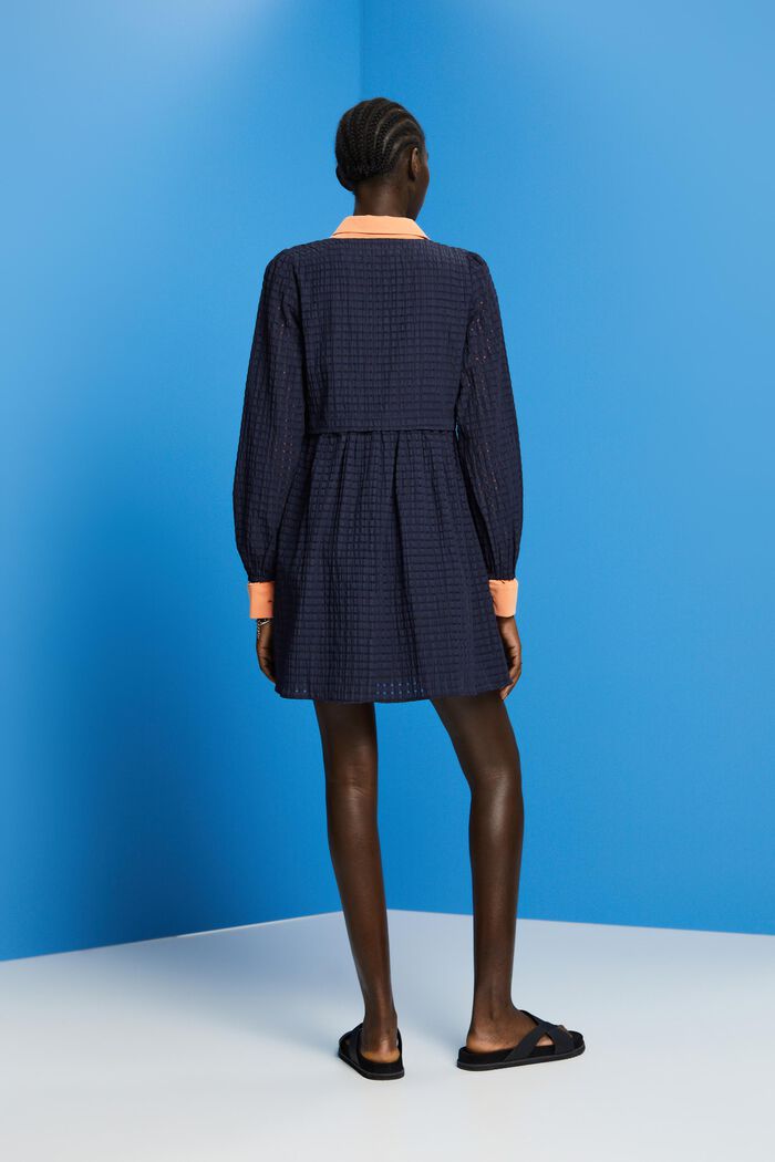 Strukturiertes Minikleid mit Volantsaum