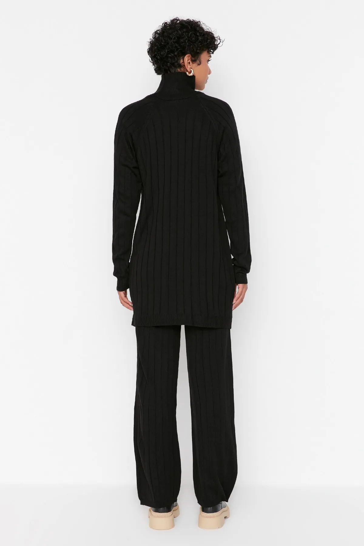 Trendyol Modest  Schwarzes Strickset aus geripptem Rollkragenpullover und Hose TCTAW23US00002
