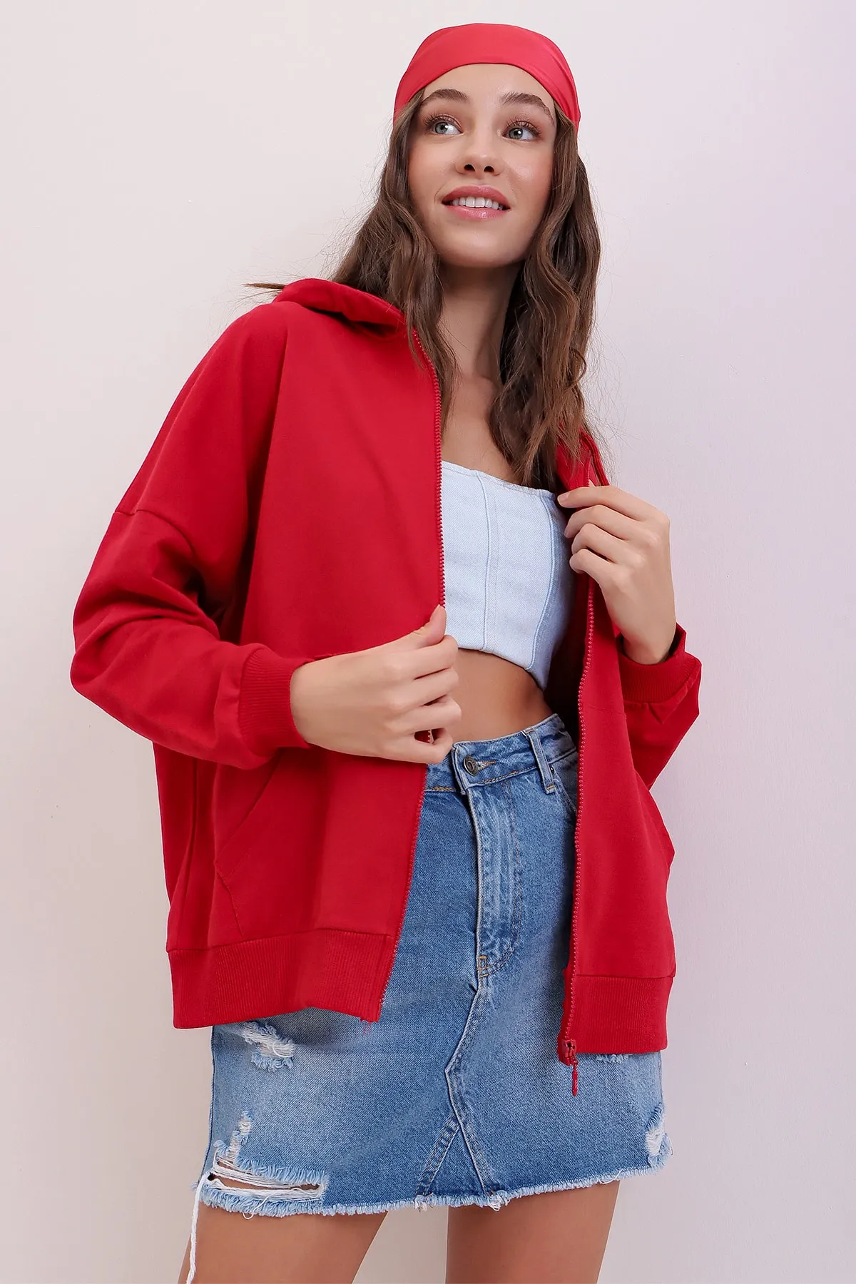 Trend Alaçatı Stili  Rotes saisonales Damen-Sweatshirt mit Kapuze, doppelter Tasche und Reißverschluss ALC-667-001