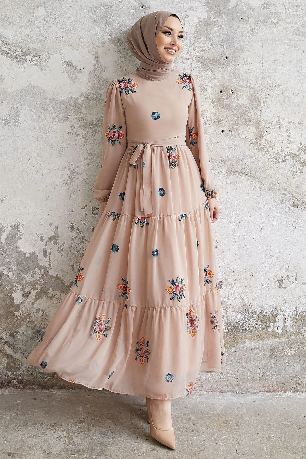 InStyle  Vanes Chiffonkleid mit Blumenstickerei – Beige