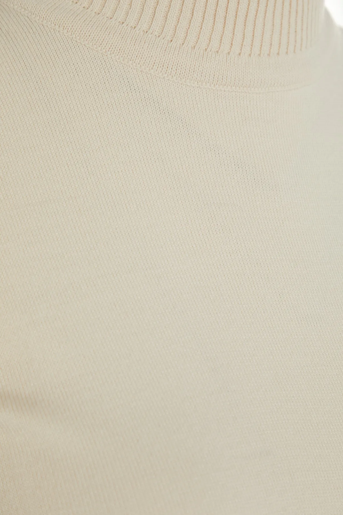 Trendyol Modest  Steinfarbenes Strickkleid mit Rundhalsausschnitt und gerafften Schultern TCTAW23EB00047