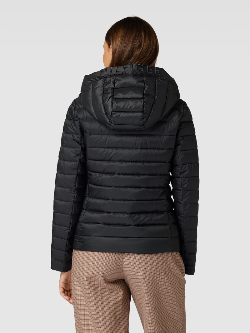 Steppjacke mit Kapuze und Label-Stitching in schwarz