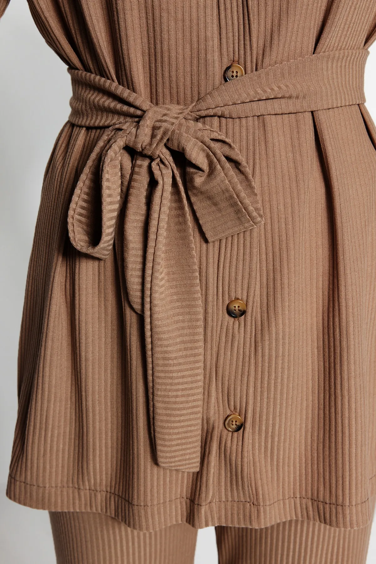 Trendyol Modest  Beiges Strick-Tunika-Hosen-Set mit Bindedetail vorne TCTSS23US00003
