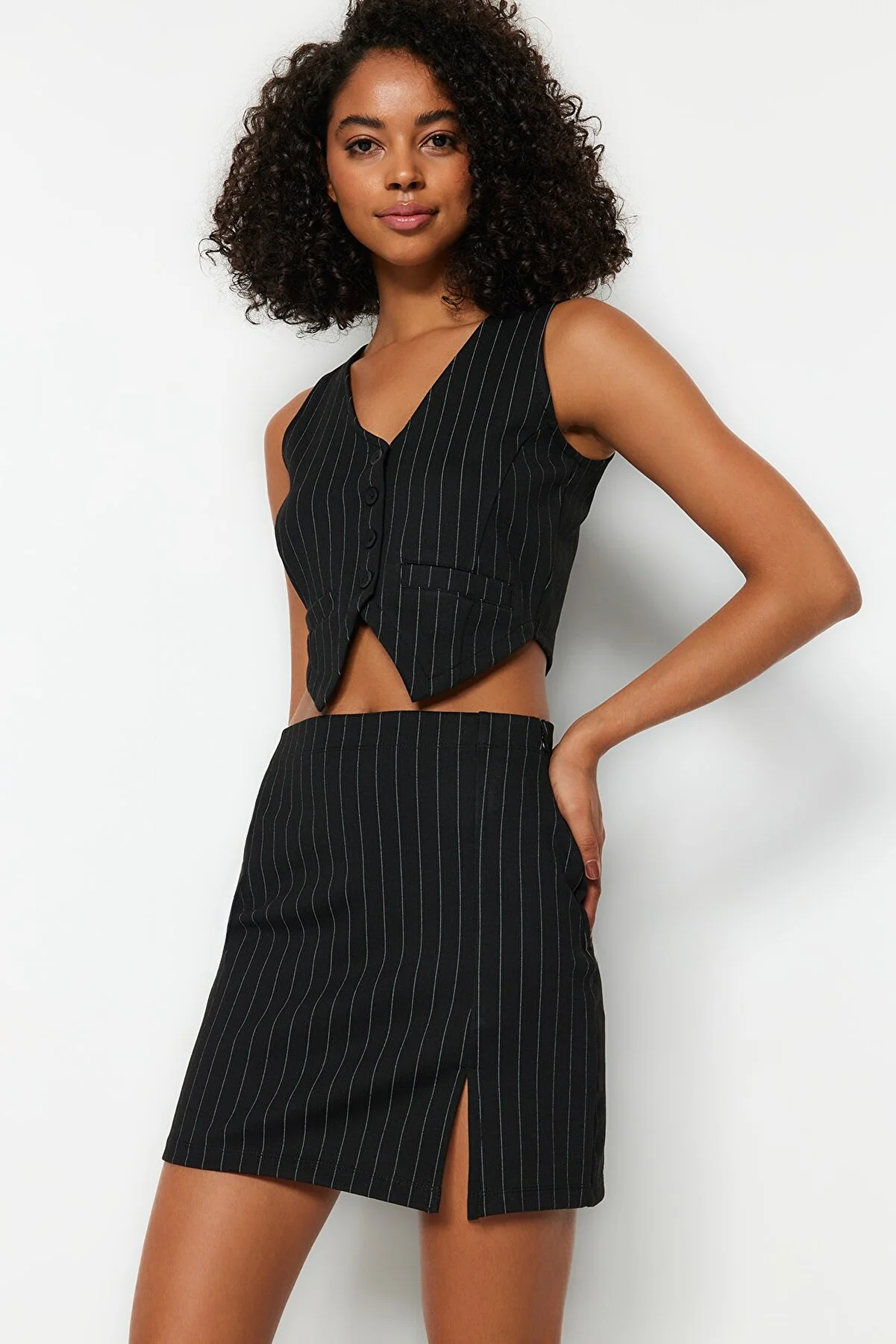 Trendyol Collection  Schwarze kurze Weste mit regulärem Knopfdetail und Streifen TWOSS23YE00037