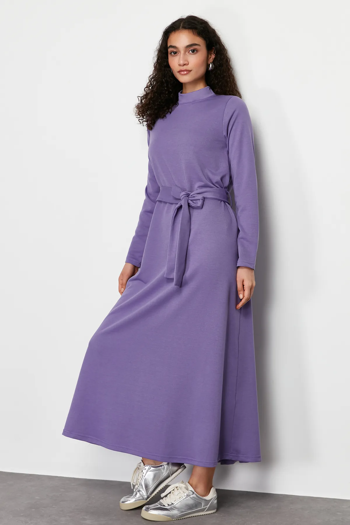 Trendyol Modest  Fliederfarbenes Strickkleid mit Stehkragen und geradem Gürtel TCTSS24EB00122