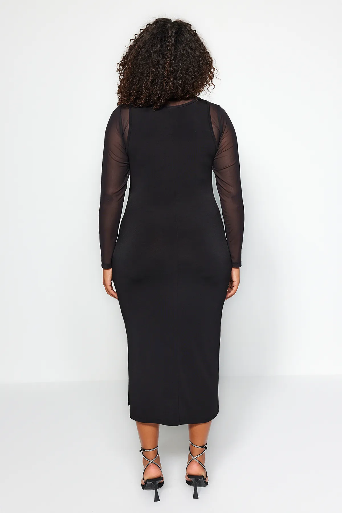 Trendyol Curve  Schwarzes, tailliertes Midi-Strickkleid TBBAW24AH00083