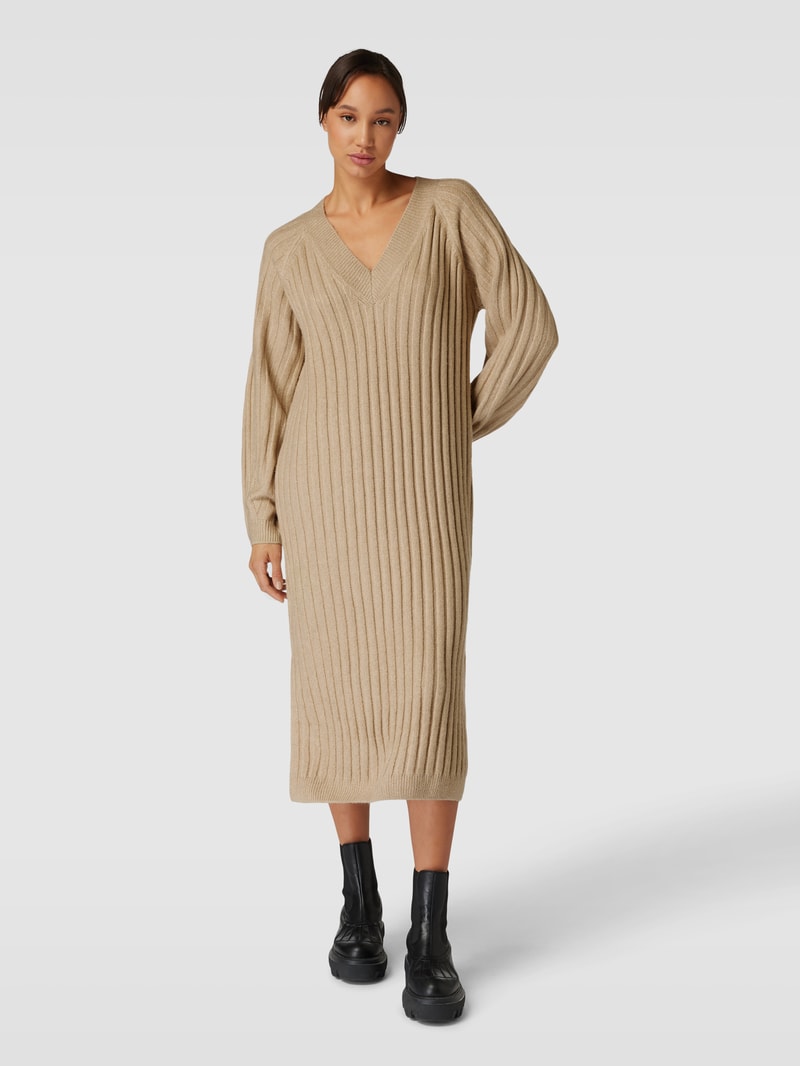 Strickkleid mit V-Ausschnitt und Seitenschlitzen in beige