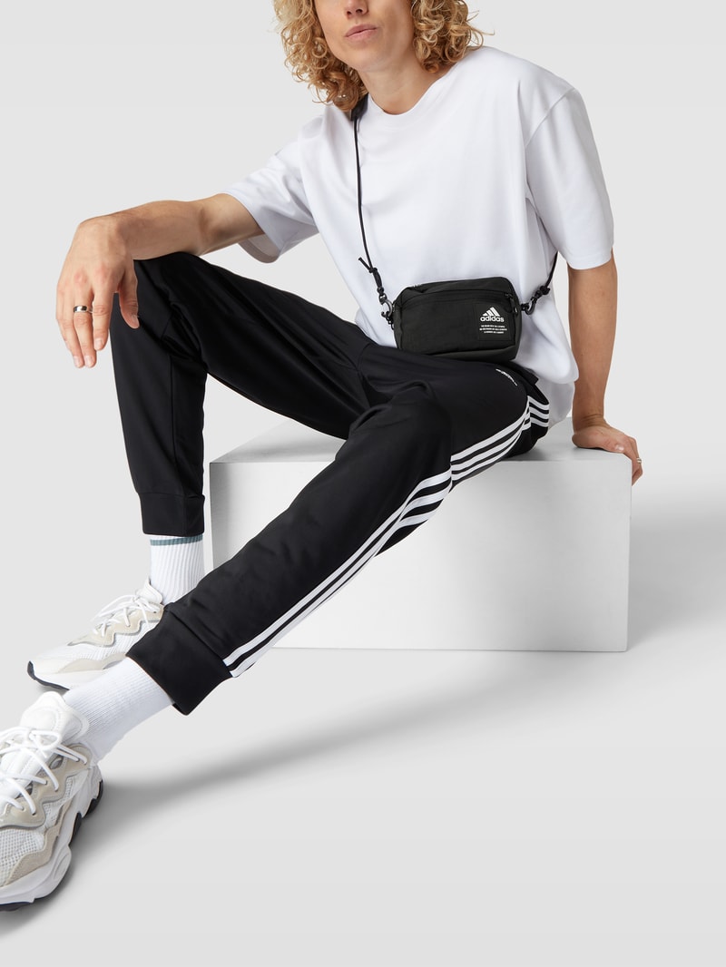 Umhängetasche mit Label-Details Modell '4ATHLTS ORG' in schwarz