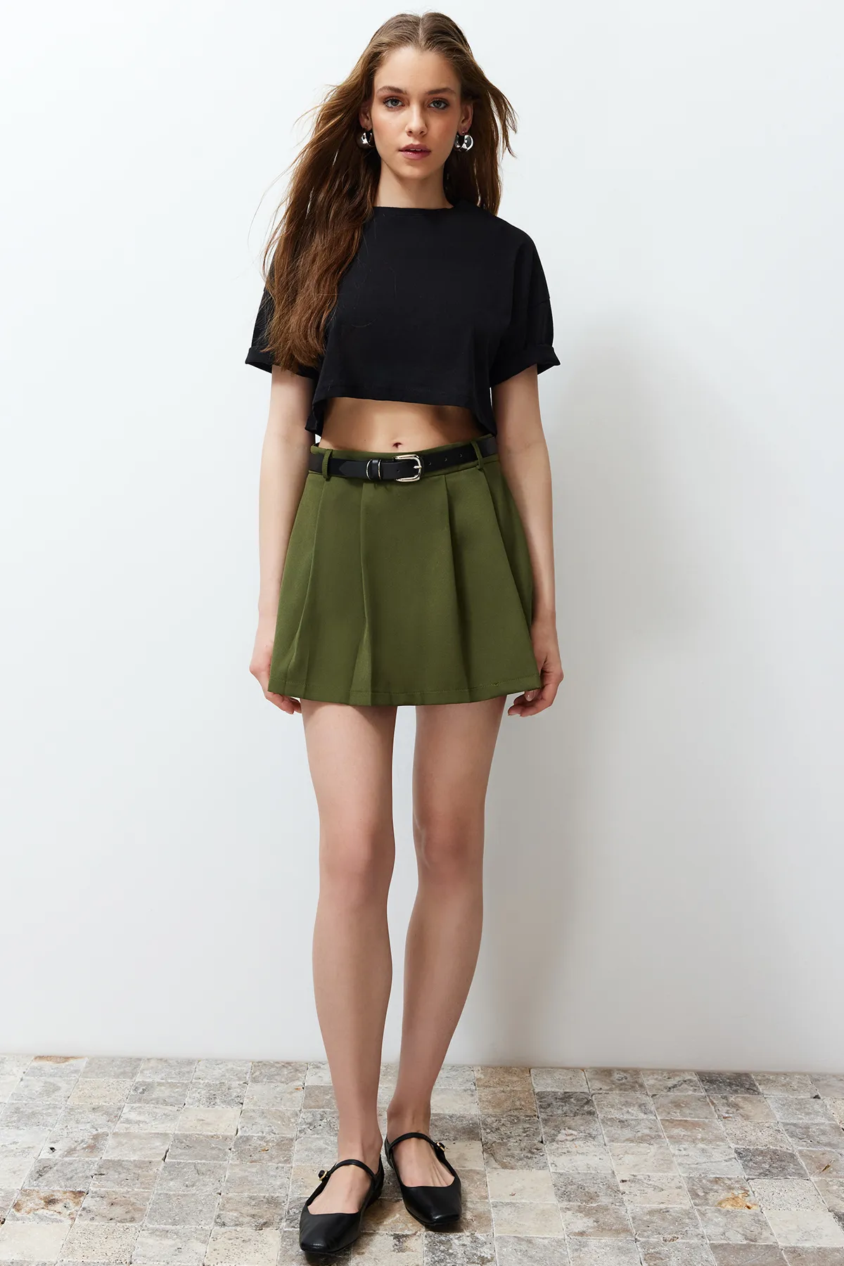Trendyol Collection  Khakifarbene gewebte Shorts mit Gürtel TWOSS24SR00050