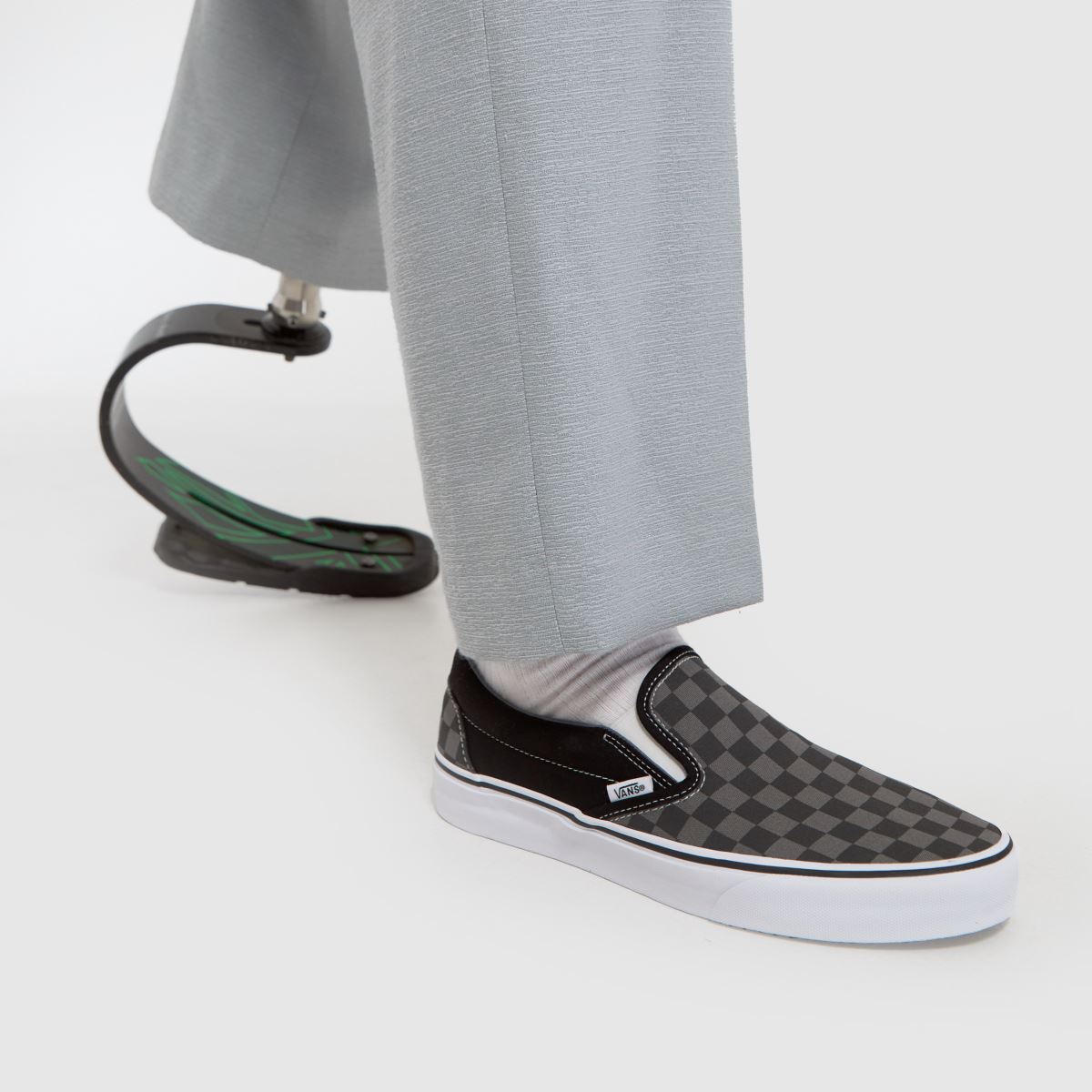 Vans klassiska slip-on-sneakers i svart och grått
