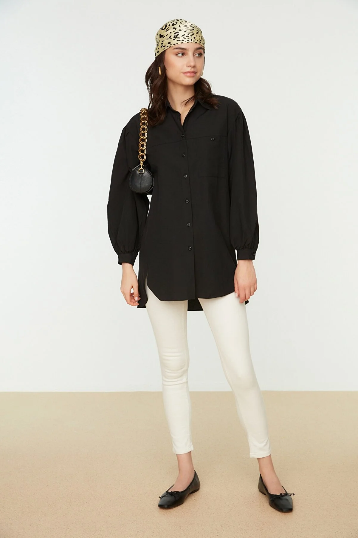 Trendyol Modest  Schwarzes Basic-Gewebehemd mit Ballonärmeln und langer Gesäßtasche TCTSS21GO0976