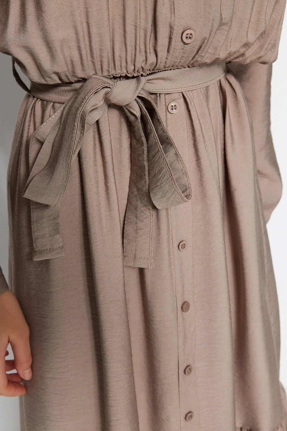 Trendyol Modest  Nerzfarbenes Hemdblusenkleid mit Schultergurt, detailliertem Rock und Volant TCTSS21EL3887
