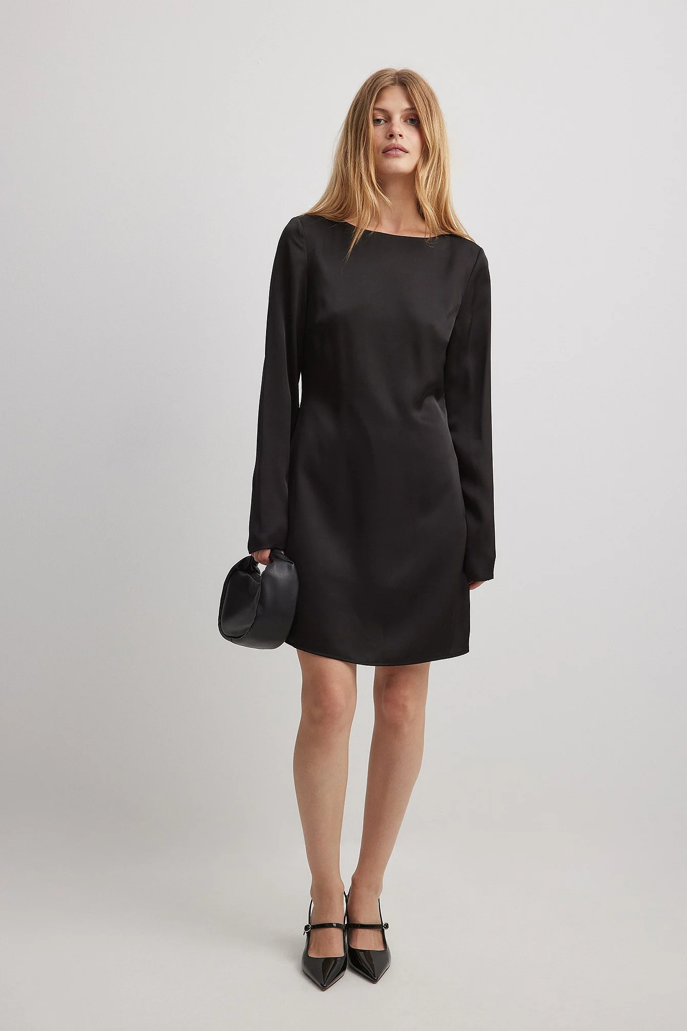 Asymmetrisches Minikleid mit offenem Rücken
