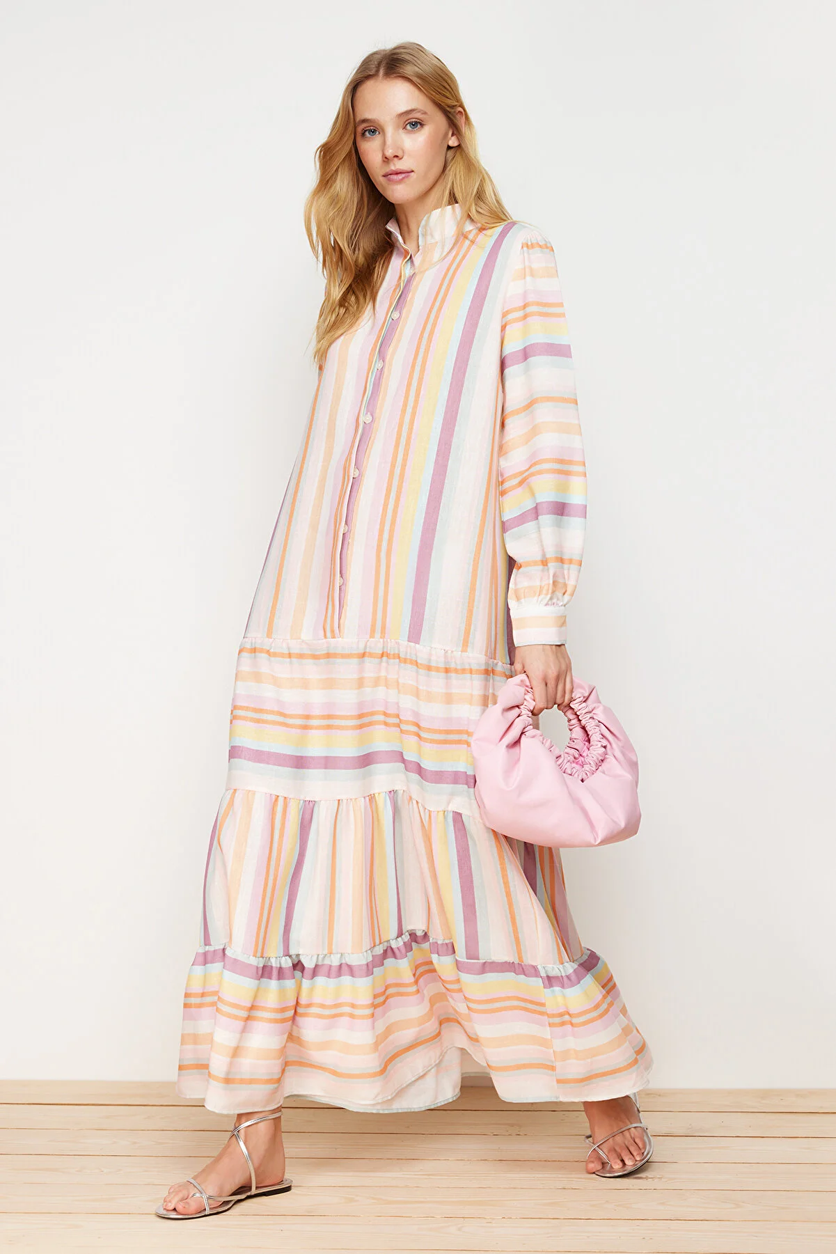 Trendyol Modest  Gewebtes Kleid in Leinenoptik mit mehrfarbig gestreiftem Rock und Rüschen TCTSS24EB00105