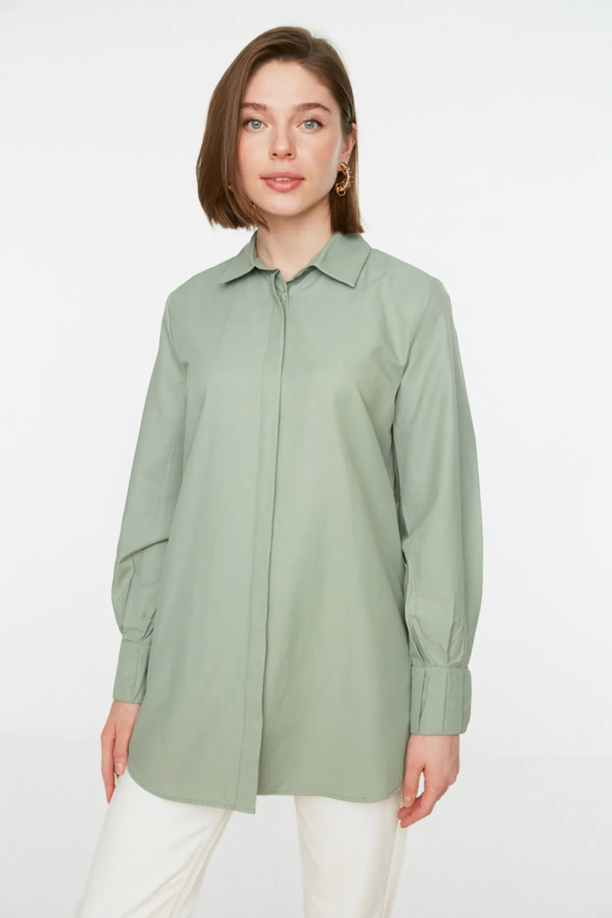 Trendyol Modest  Hellkhakifarbenes, gewebtes Hemd mit versteckter Knopfleiste und Manschettendetails TCTSS22GO0103