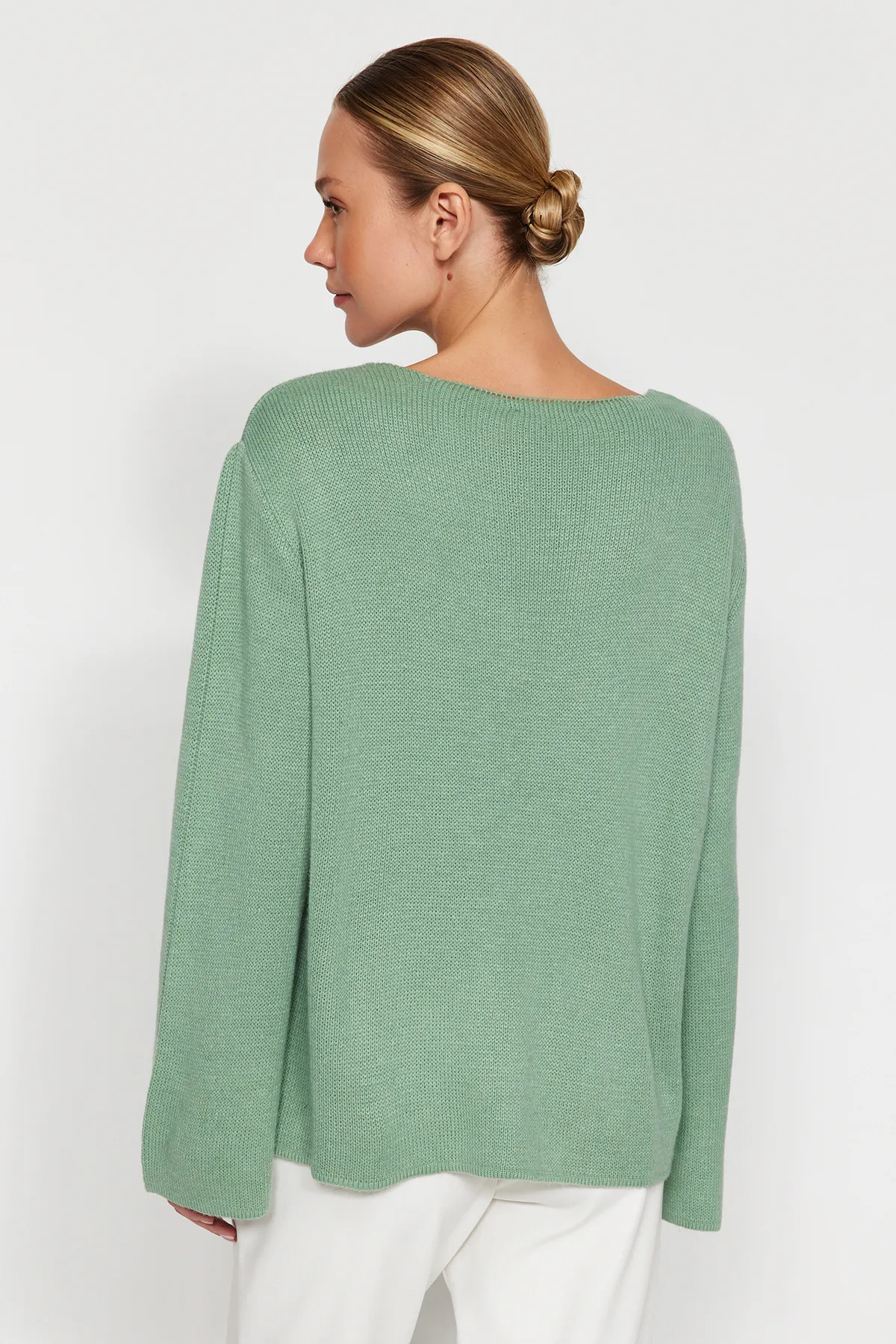 Trendyol Collection  Mintgrüner, nachhaltiger Strickpullover mit V-Ausschnitt TWOAW24KZ01233
