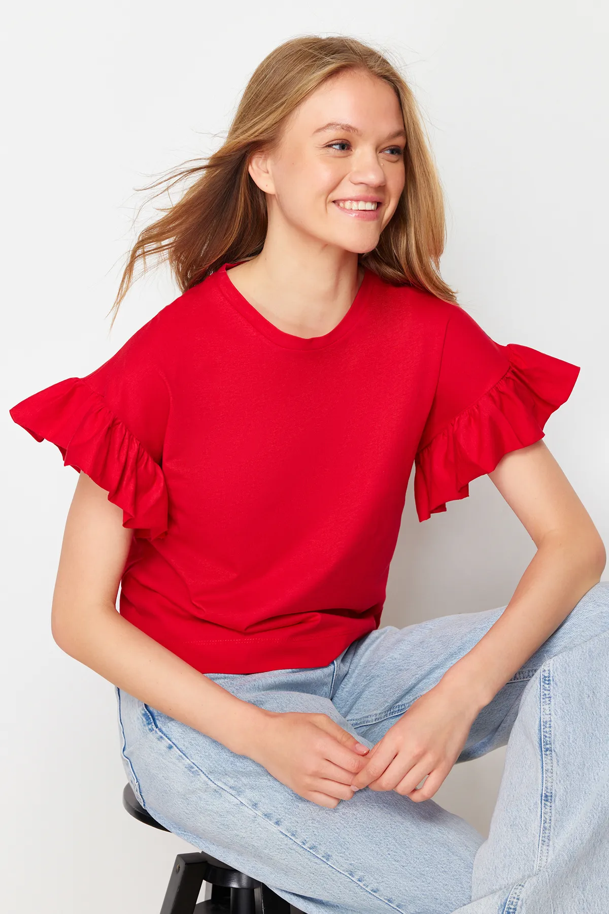 Trendyol Collection  Rotes Basic-Strick-T-Shirt mit Rundhalsausschnitt aus 100 % Baumwolle mit Rüschen und Details TWOSS22TS2429