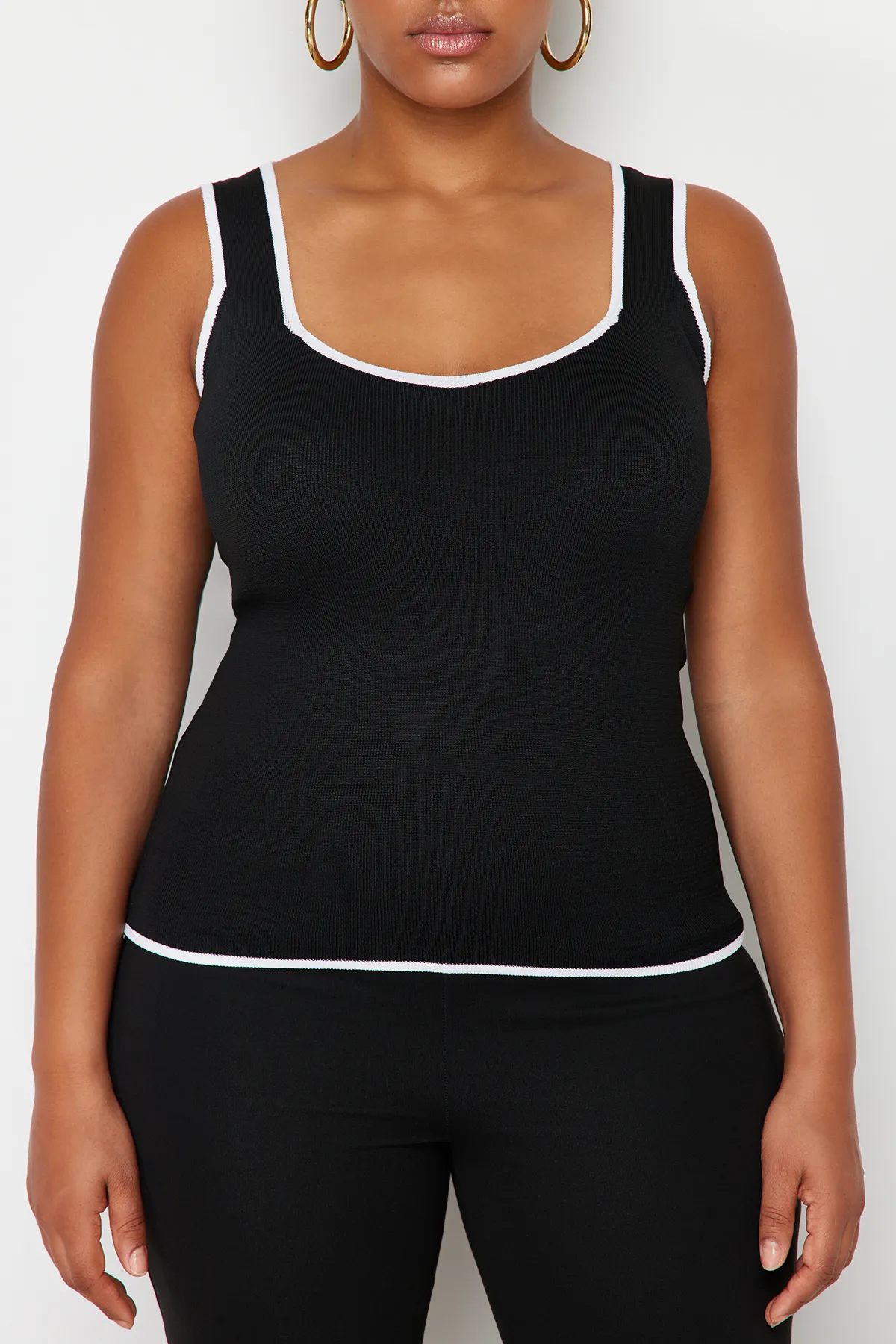 Trendyol Curve  Schwarze, figurbetonte Strickbluse TBBSS24AF00052