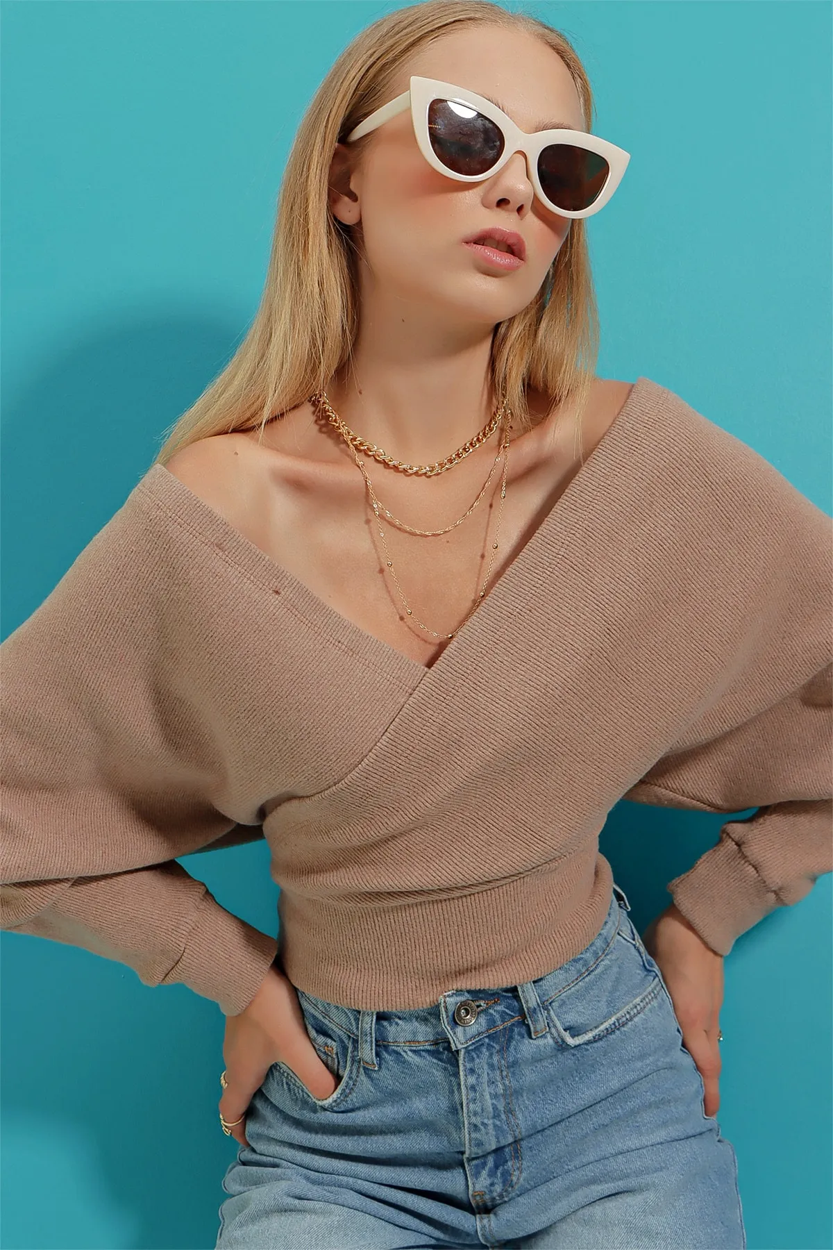Trend Alaçatı Stili  Dunkelbeige zweireihige Damenbluse mit V-Ausschnitt vorne und hinten ALC-019-053-BLZ