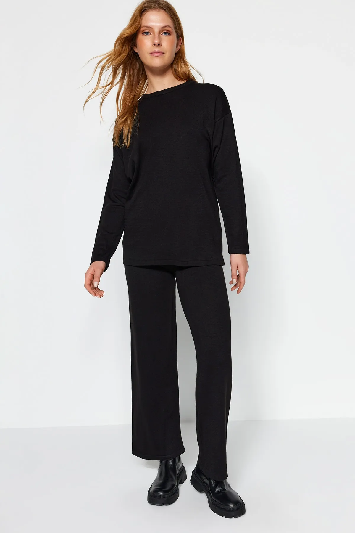 Trendyol Collection  Schwarzes Basic-Set aus Strickoberteil und -unterteil mit Rundhalsausschnitt, TWOAW23AU00244